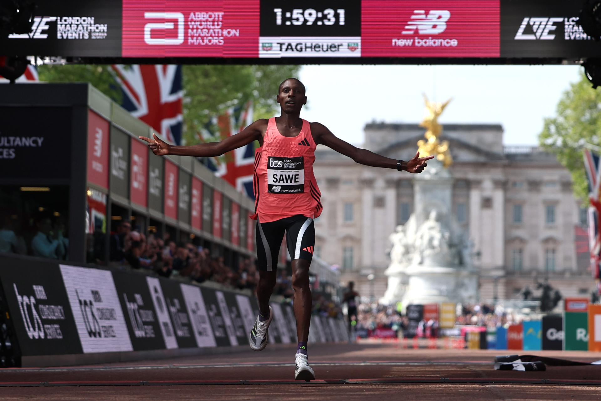 LONDON (United Kingdom), 26/04/2026.- Sabastian Sawe of Kenya wins the London Marathon with a World Record and the first sub two-hour marathon time of 1:59:30 h during the London Marathon in London, Britain 26 April 2026. Taking place since 1981, the London Marathon is one of the most popular marathons in the world, with a record-breaking total of more than 59,000 people are expected to take part in the 2026 race. (Maratón, Kenia, Reino Unido, Londres) EFE/EPA/NEIL HALL
