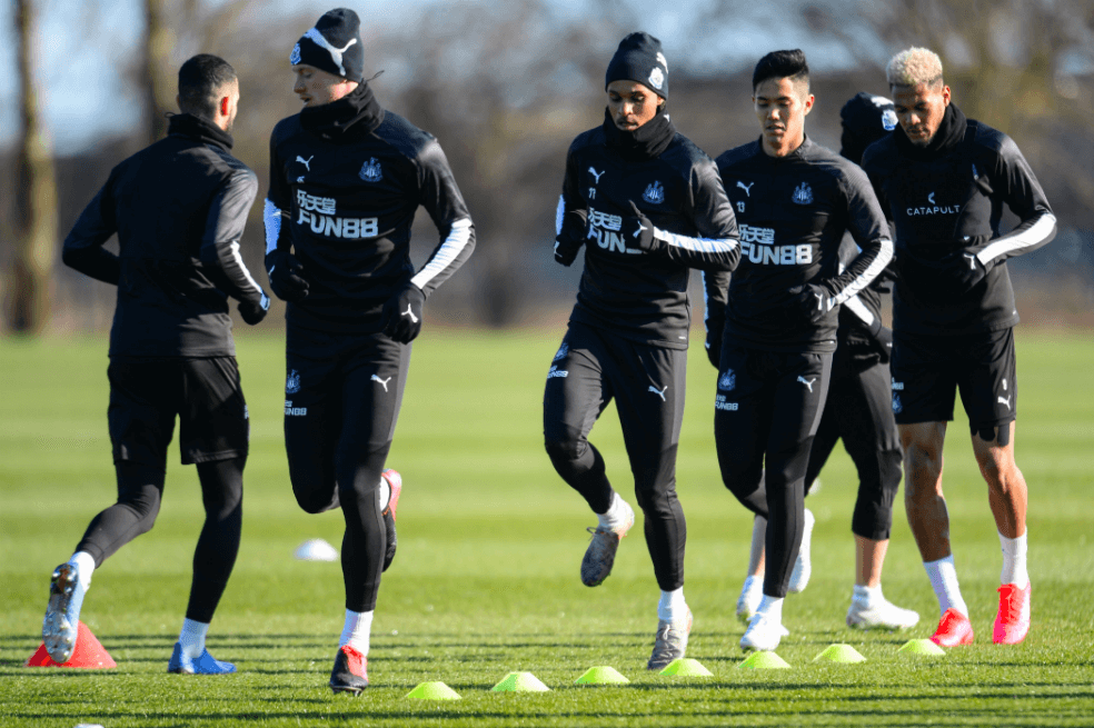 Newcastle prohíbe a sus jugadores estrecharse las manos por el coronavirus