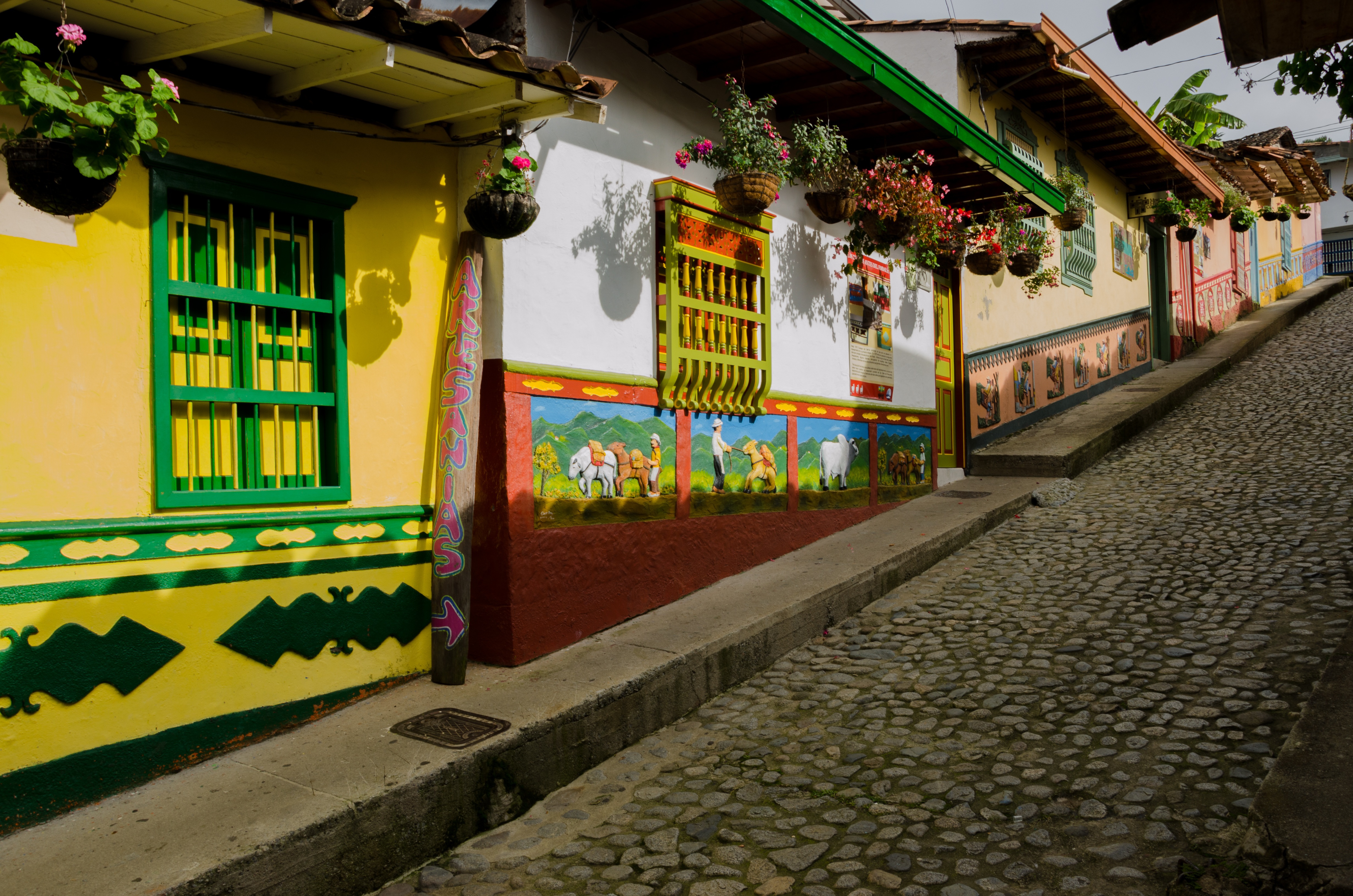 En Guatapé, los zócalos coloridos narran la historia y la vida cotidiana del pueblo.