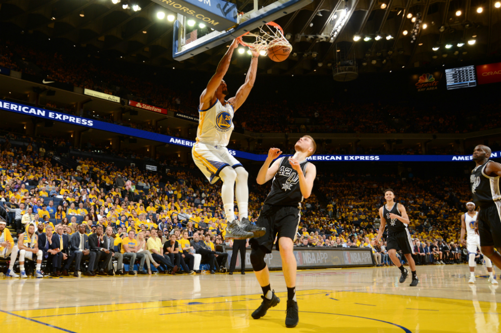 Warriors vencen a Spurs y toman ventaja en la final de la Conferencia Oeste