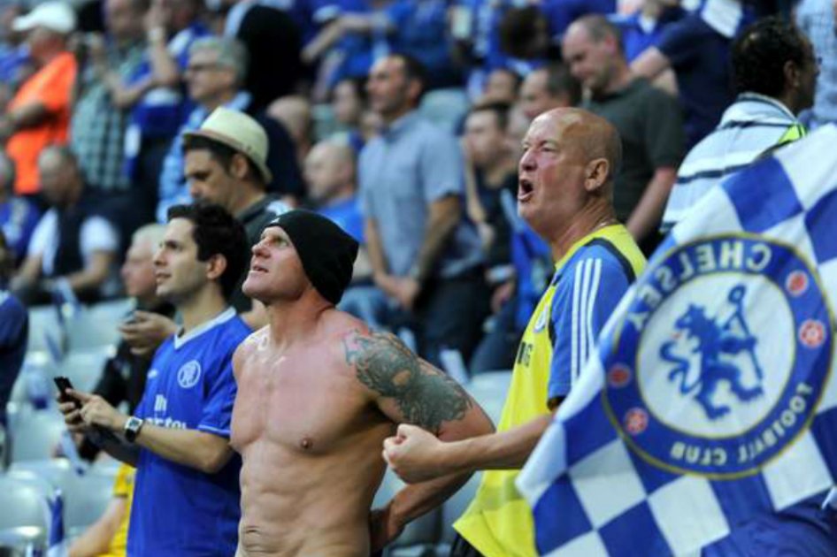 Prohíben entrada al fútbol a cuatro hinchas del Chelsea por incidente racista