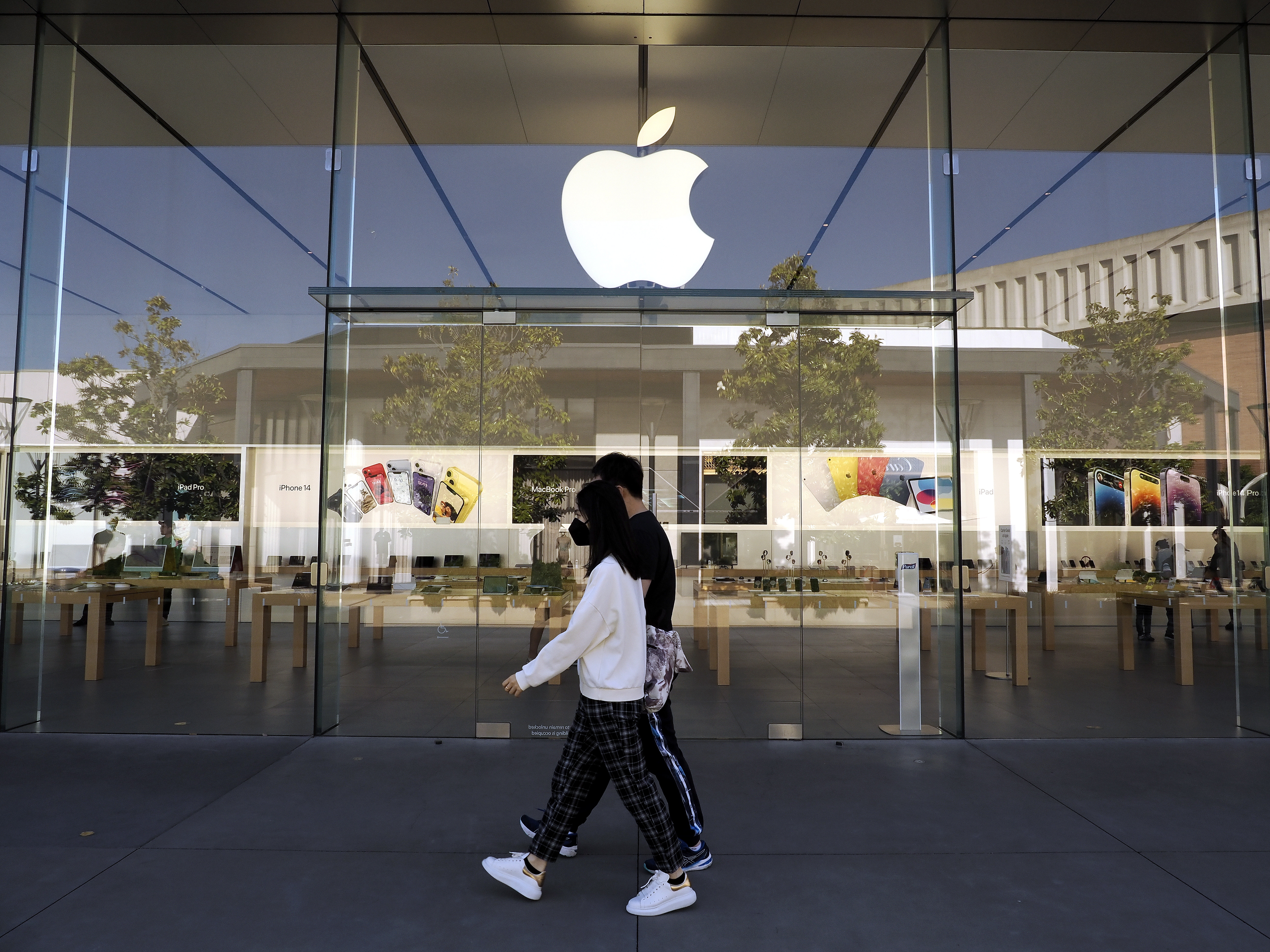 Apple fue multada por excluir a sus rivales de la App Store