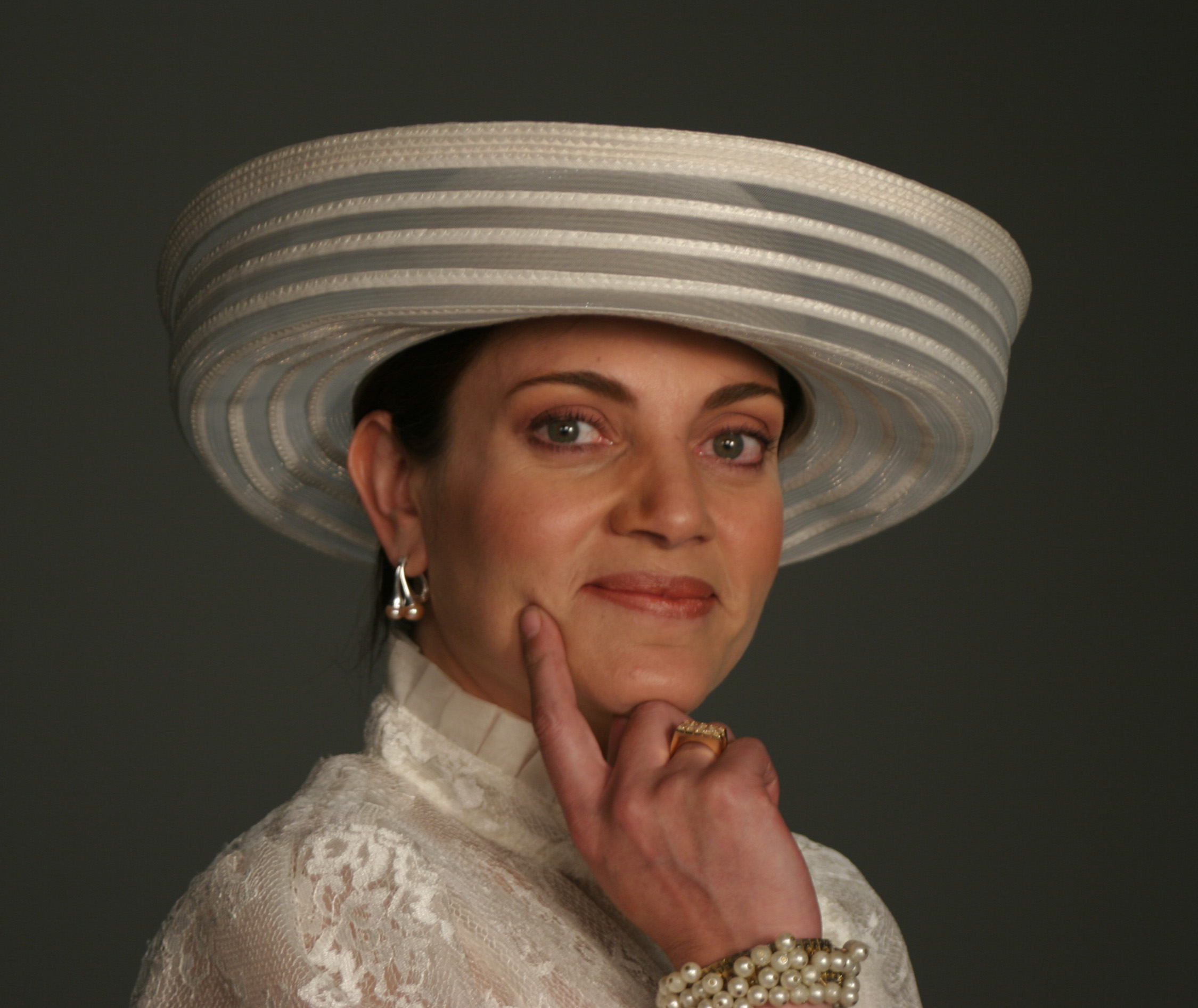 La actriz, quien le dio vida a Ana María Franco, la mamá de Daniela Franco en “Padres e hijos”, participa en una nueva producción de Caracol Televisión, mientras también refuerza su presencia en el teatro y se dedica a la escritura dramática.