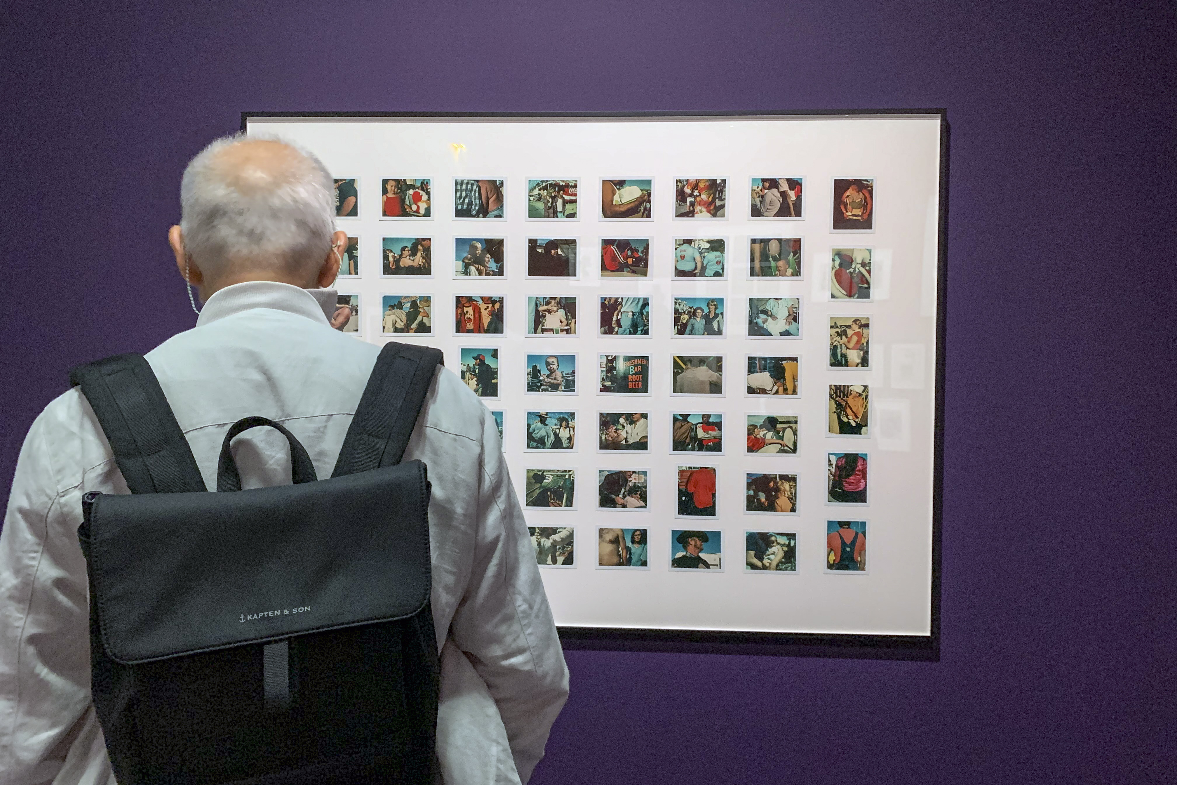 PARÍS, 10/09/2024.-Un hombre viendo un collage de Polaroid de Barbara Crane en el centro Pompidou en París. . La modernidad de la fotógrafa estadounidense Barbara Crane (1928-2019), pionera en el uso de técnicas y formatos, protagoniza la primera gran retrospectiva dedicada a su obra en Francia, inaugurada este martes en el Centro Pompidou. La exposición, que estará abierta al público hasta el 1 de enero próximo, presenta una amplia y diversa selección del trabajo de esta figura fundamental en la historia de la fotografía del siglo XX.Con más de 200 obras, la muestra se centra en los primeros 25 años de la carrera de la artista, con cientos de sus imágenes más importantes, muchas de ellas nunca antes exhibidas.-EFE/ Helena Sánchez