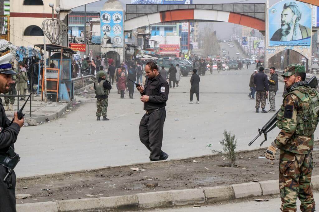 Insurgentes infiltrados matan a 24 policías y soldados en el sur de Afganistán