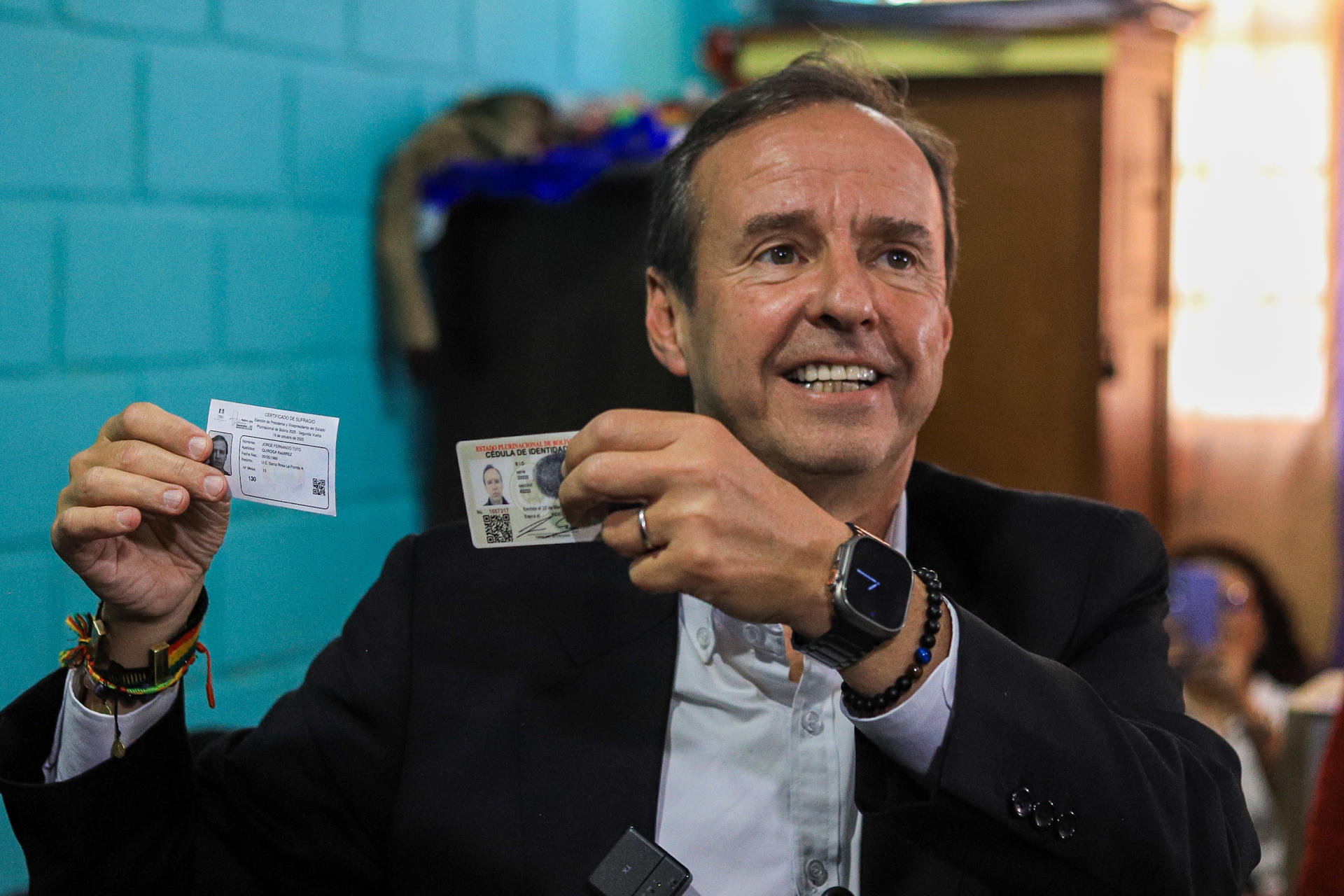 AME9733. LA PAZ (BOLIVIA), 19/10/2025.- El candidato a la Presidencia de Bolivia por la alianza Libre, Jorge Tuto Quiroga, muestra su identificación para votar este domingo, en la segunda vuelta electoral para escoger presidente y vicepresidente, en La paz (Bolivia). Quiroga afirmó que ir a votar esta jornada es "una oportunidad histórica" para cambiar Bolivia "por mucho tiempo", en la inédita segunda vuelta presidencial. EFE/ Gabriel Márquez
