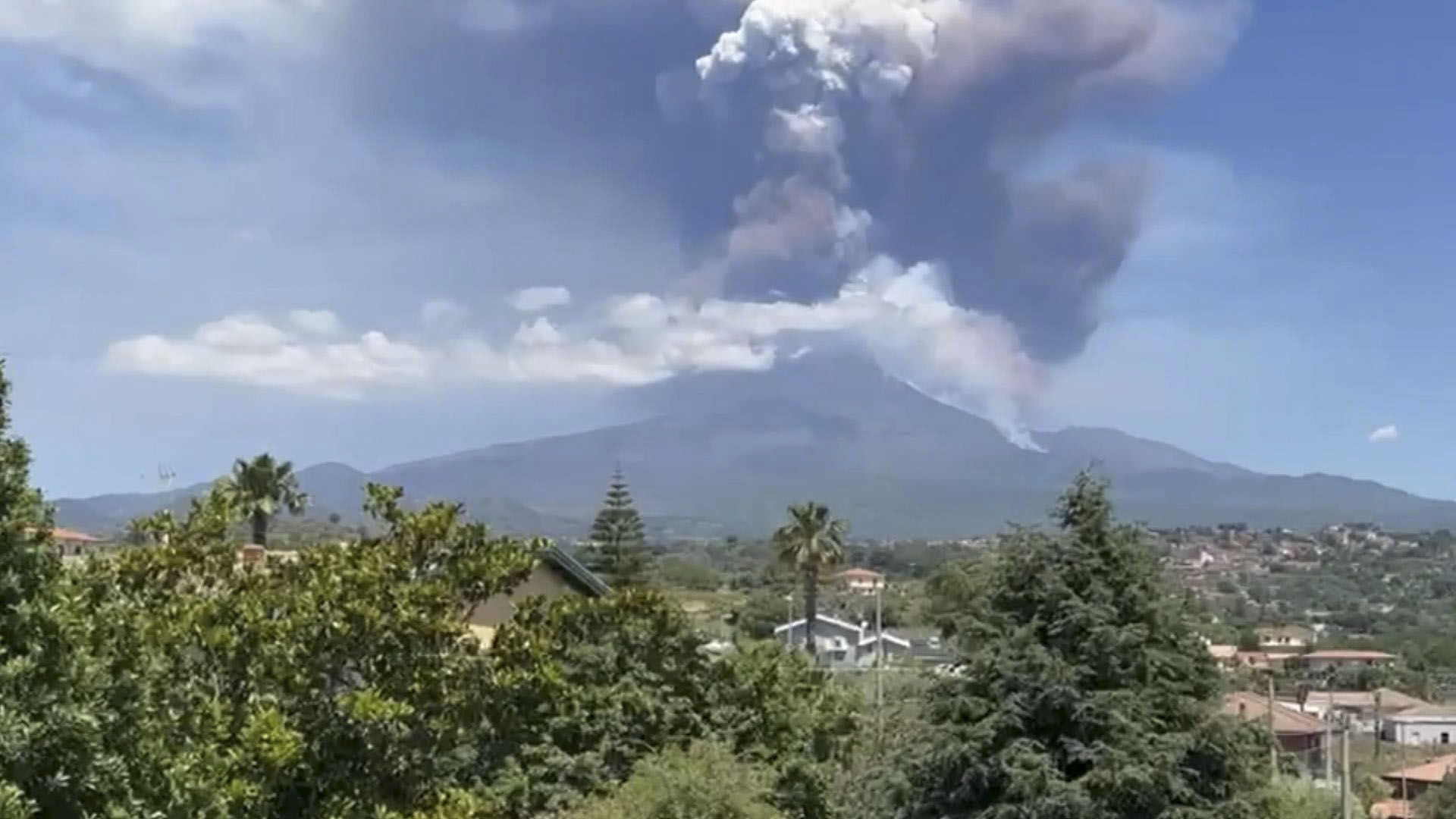 Etna, el volcán más activo de Europa, volvió a hacer erupción