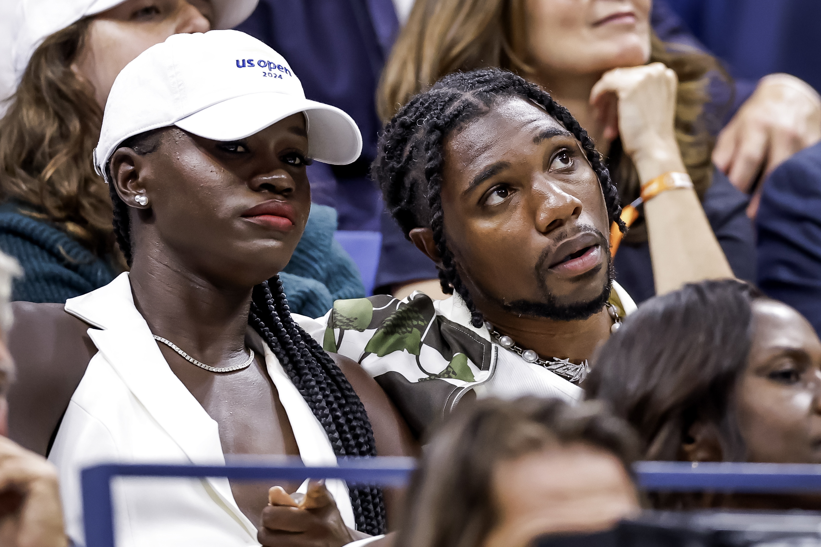 Flushing Meadows (United States), 07/09/2024.- US track athlete Noah Lyles (R) and Jamaican track athlete Junelle Bromfield (L) watch Jessica Pegula of the United States face Aryna Sabalenka of Belarus during their singles finals match during the US Open Tennis Championships at the USTA Billie Jean King National Tennis Center in Flushing Meadows, New York, USA, 07 September 2024. (Tenis, Bielorrusia, Estados Unidos, Nueva York) EFE/EPA/CJ GUNTHER
