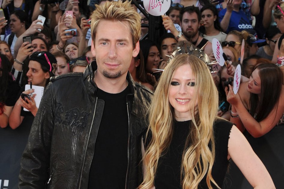 Avril Lavigne se casa con extravagancia y en un castillo gótico