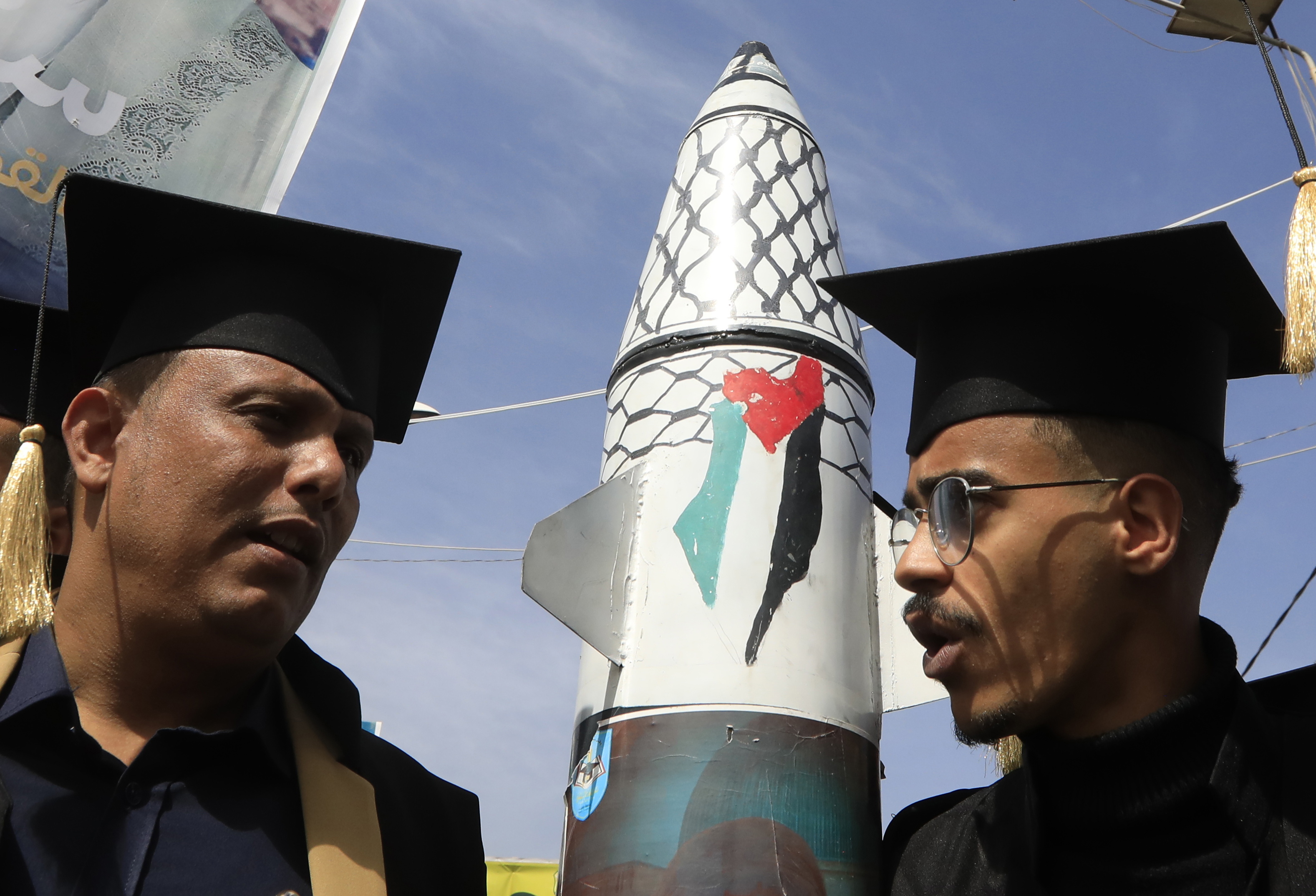 Sana'a (Yemen), 08/01/2025.- University graduates stand next to a mock rocket during a rally in solidarity with the Palestinian people, at the Sana'a University, in Sana'a, Yemen, 08 January 2025. Hundreds of university students protested at the University of Sana'a to denounce US and Israeli airstrikes on Houthis-held targets in Yemen and show solidarity with the Palestinian people amid Israel's military operations in the Gaza Strip. (Protestas) EFE/EPA/YAHYA ARHAB