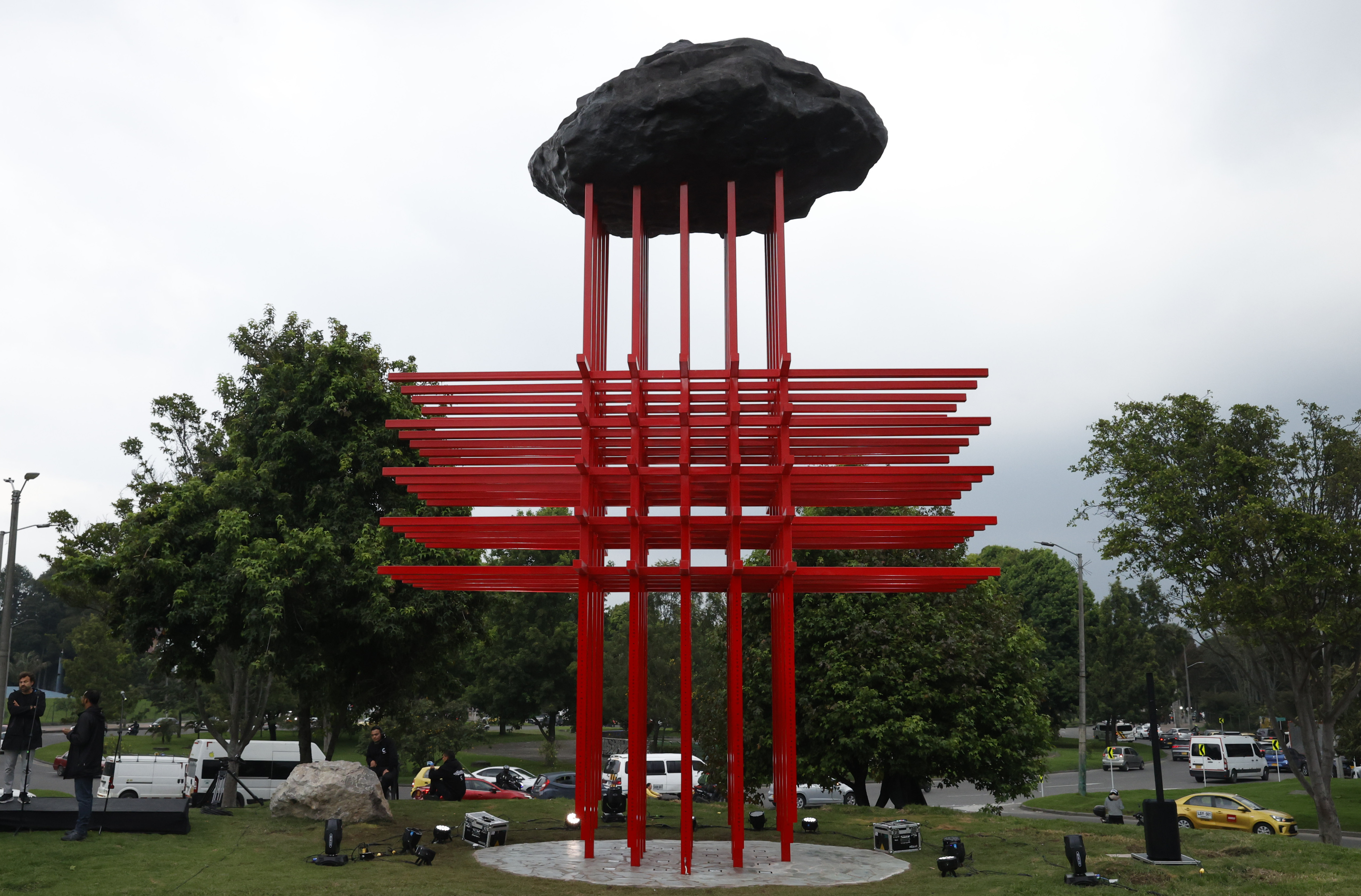 Así es el nuevo monumento con una piedra gigante en Bogotá  y este es su significado