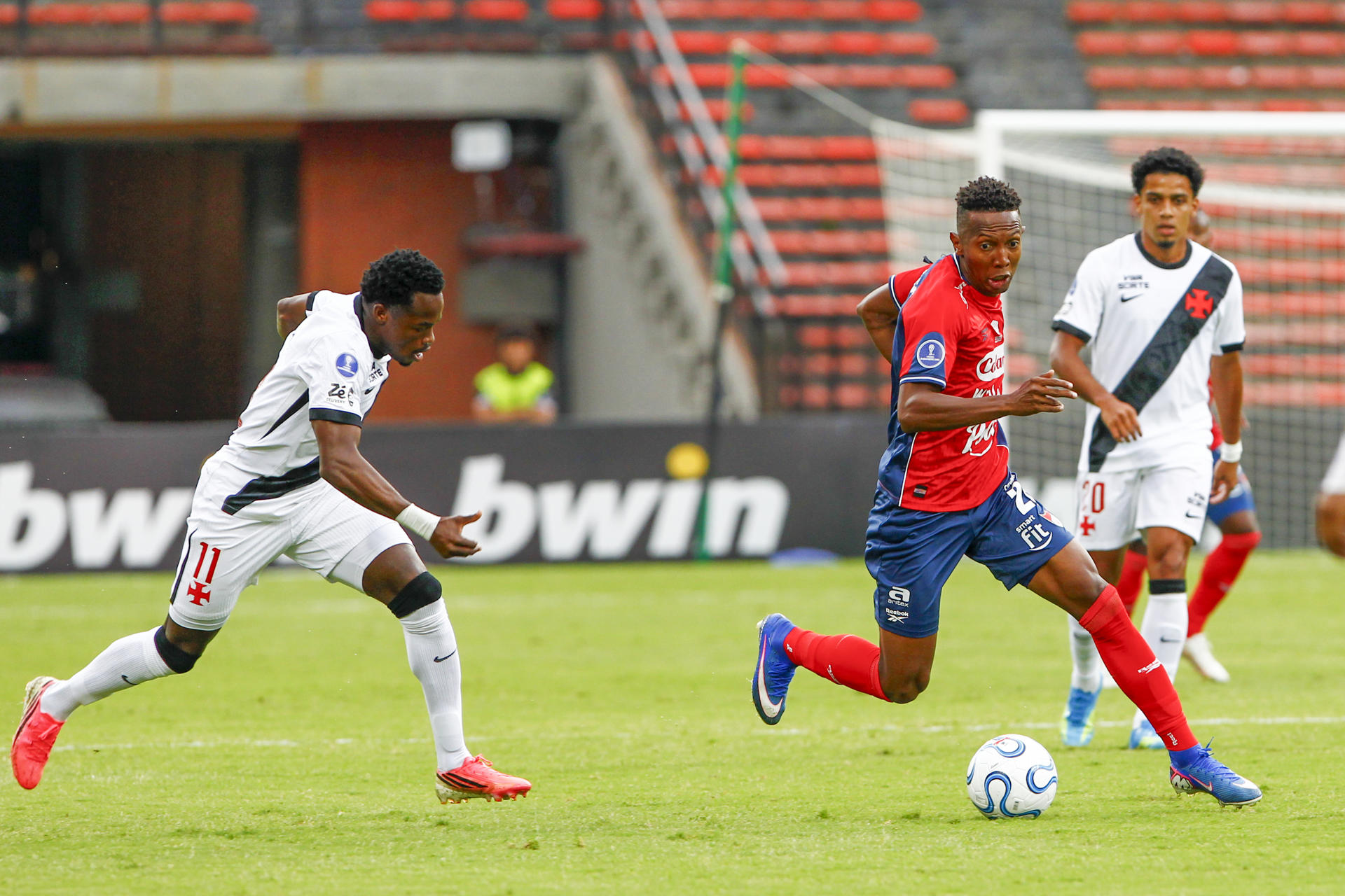 Medellín desperdició la ventaja y Vasco da Gama rescató un empate de visita en Sudamericana