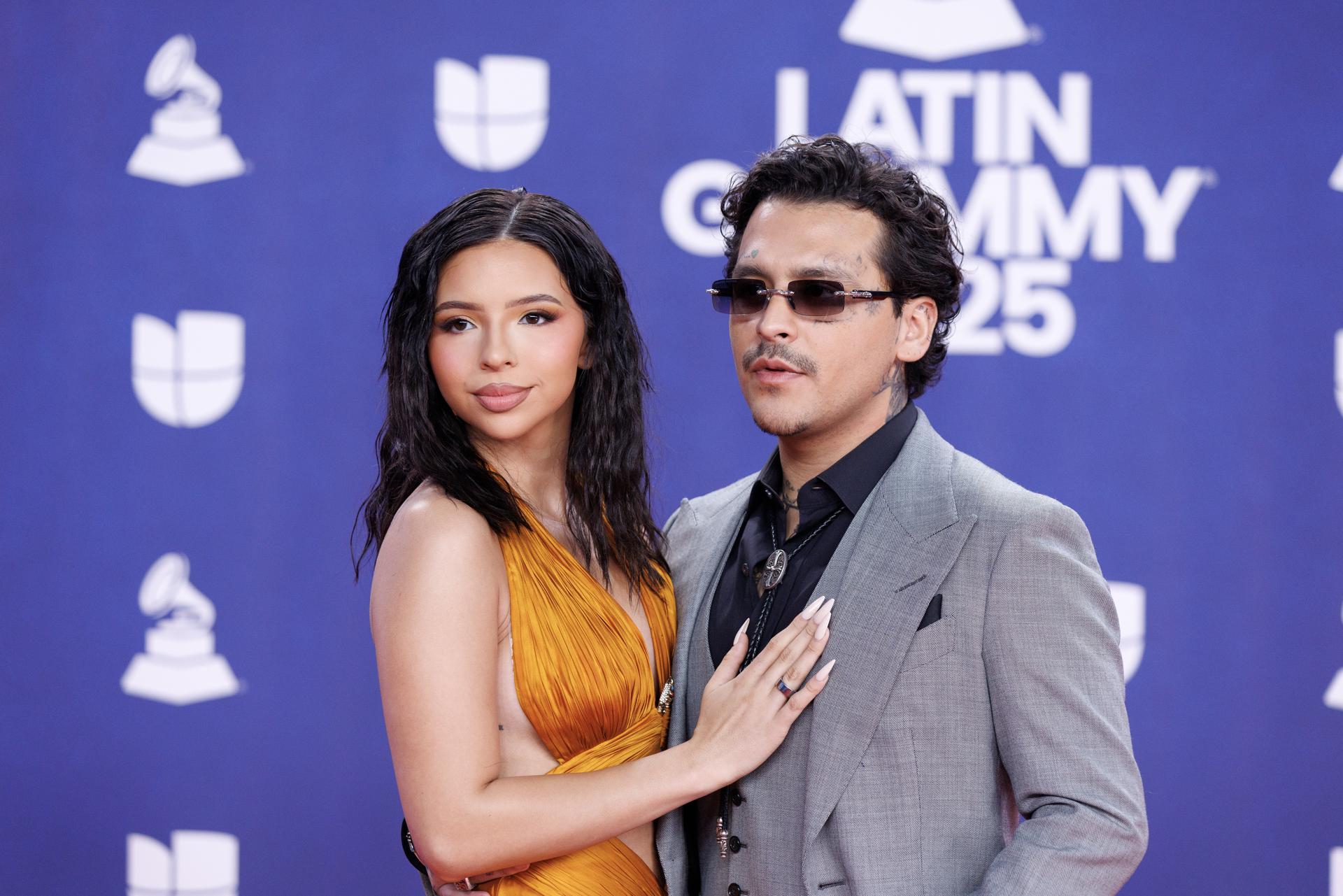 Críticas a Christian Nodal y Ángela Aguilar por su comportamiento en una entrega de regalos