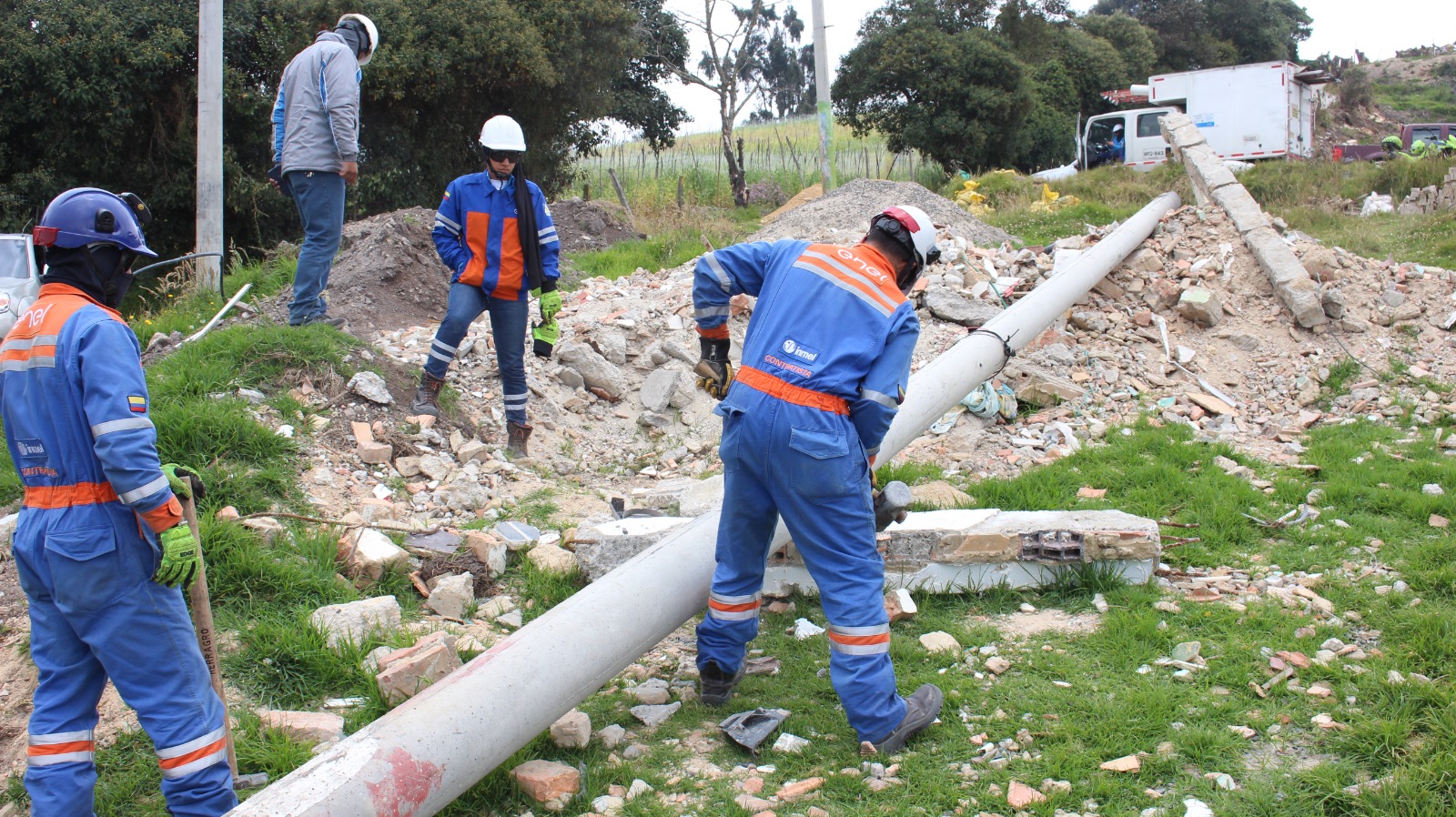 Golpe a tierreros: desmontan negocio de lotes y postes de luz instalados en zonas protegidas