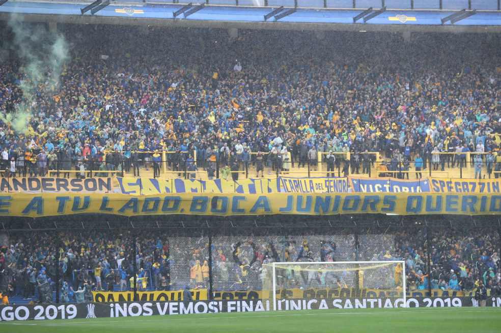 Ni la lluvia apaga la pasión de los fanáticos de Boca