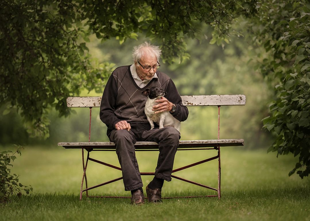 Este es Rune, de 90 años, y su perro Hajen. Rune es un hombre con insuficiencia cardíaca y enfermedad pulmonar obstructiva crónica debido a su largo trabajo en una fábrica de hormigón, y su única felicidad en la vida es su perro Hajen. Esta foto, tomada por Ida Levin, se llevó el segundo lugar en la categoría Perros y Personas.