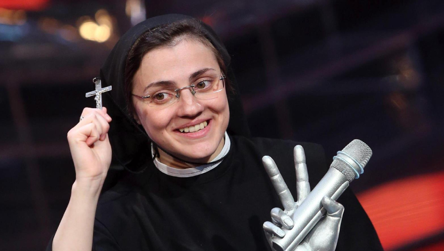 Monja que ganó “La voz” dejó los hábitos y tuvo un radical cambio de ‘look’
