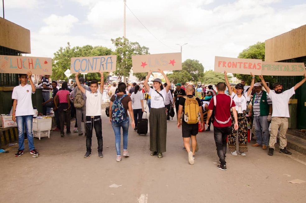 Taller Micro-escuela de lucha libre contra..., de Verena Melgarejo, durante una manifestación organizada por Juntos Aparte en el Puente Internacional Simón Bolívar, Villa del Rosario, en 2019.