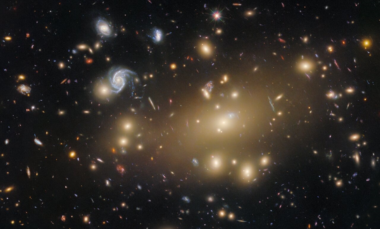 Así se ve un cúmulo de galaxias a 2.800 millones de años luz