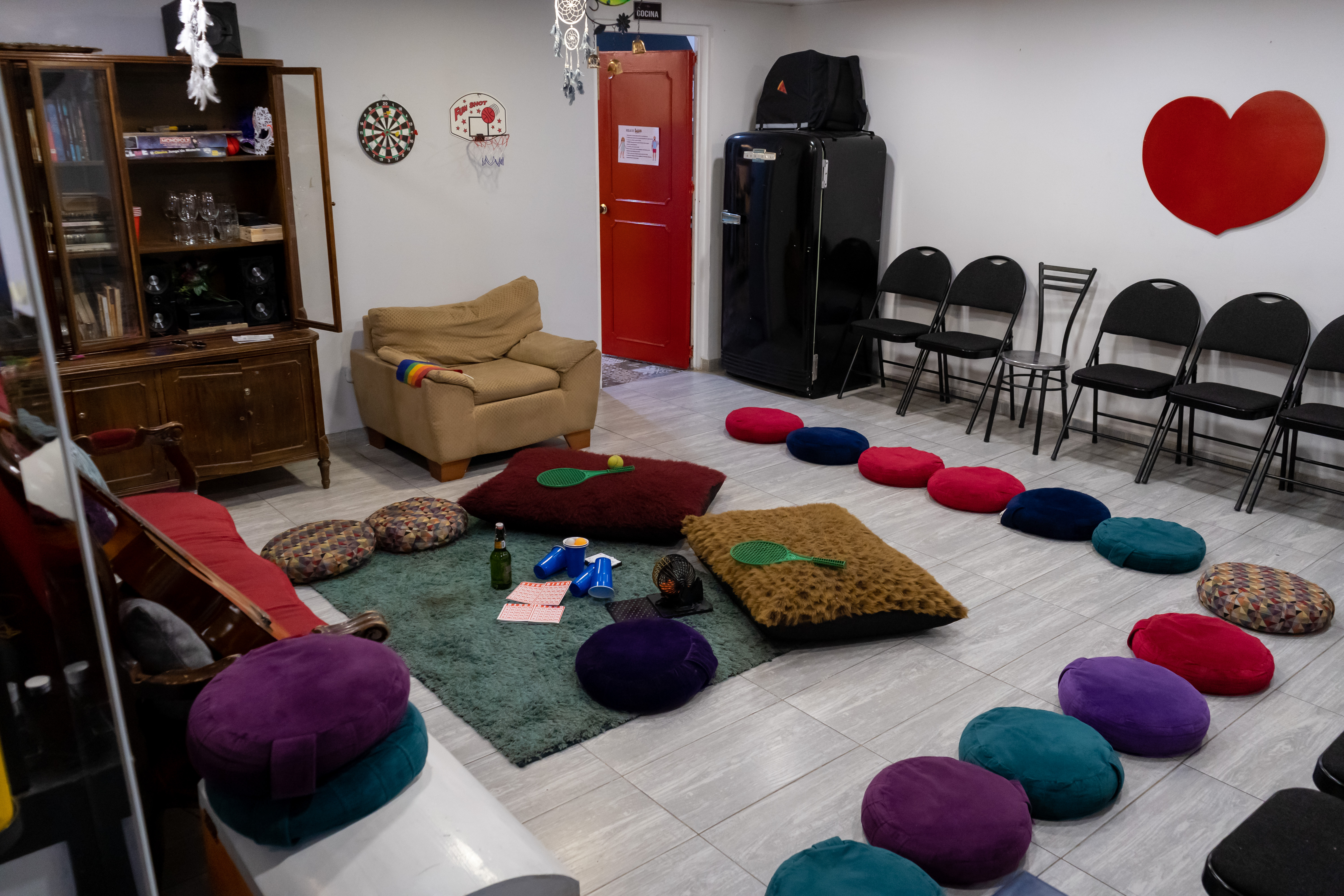 Sala de juegos, uno de los tres escenarios principales de “El hostal”.