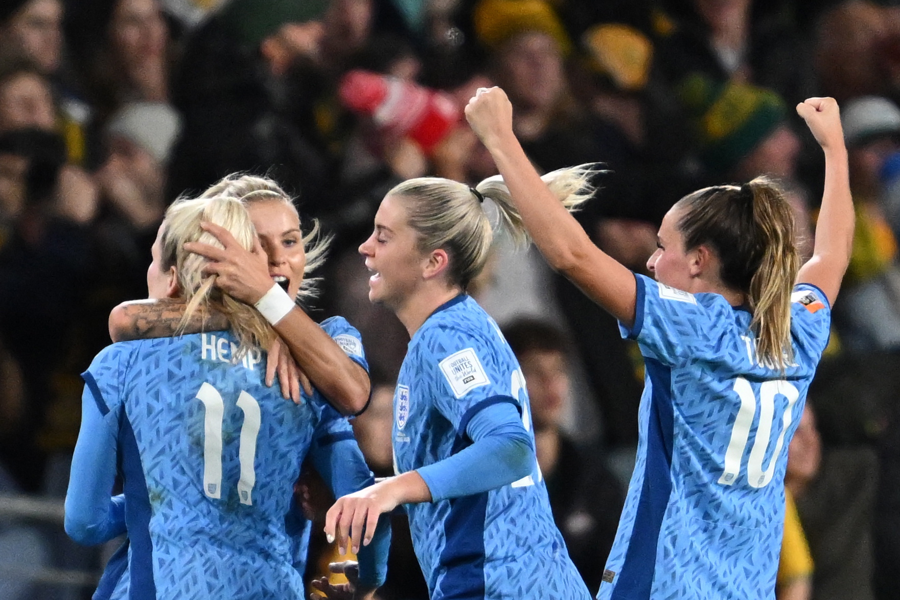 Sydney (Australia), 16/08/2023.- Lauren Hemp of England (L) celebrates after scoring the 1-2 goal during the FIFA Women's World Cup semi-final soccer match between Australia and England in Sydney, Australia, 16 August 2023. (Mundial de Fútbol) EFE/EPA/DEAN LEWINS AUSTRALIA AND NEW ZEALAND OUT EDITORIAL USE ONLY