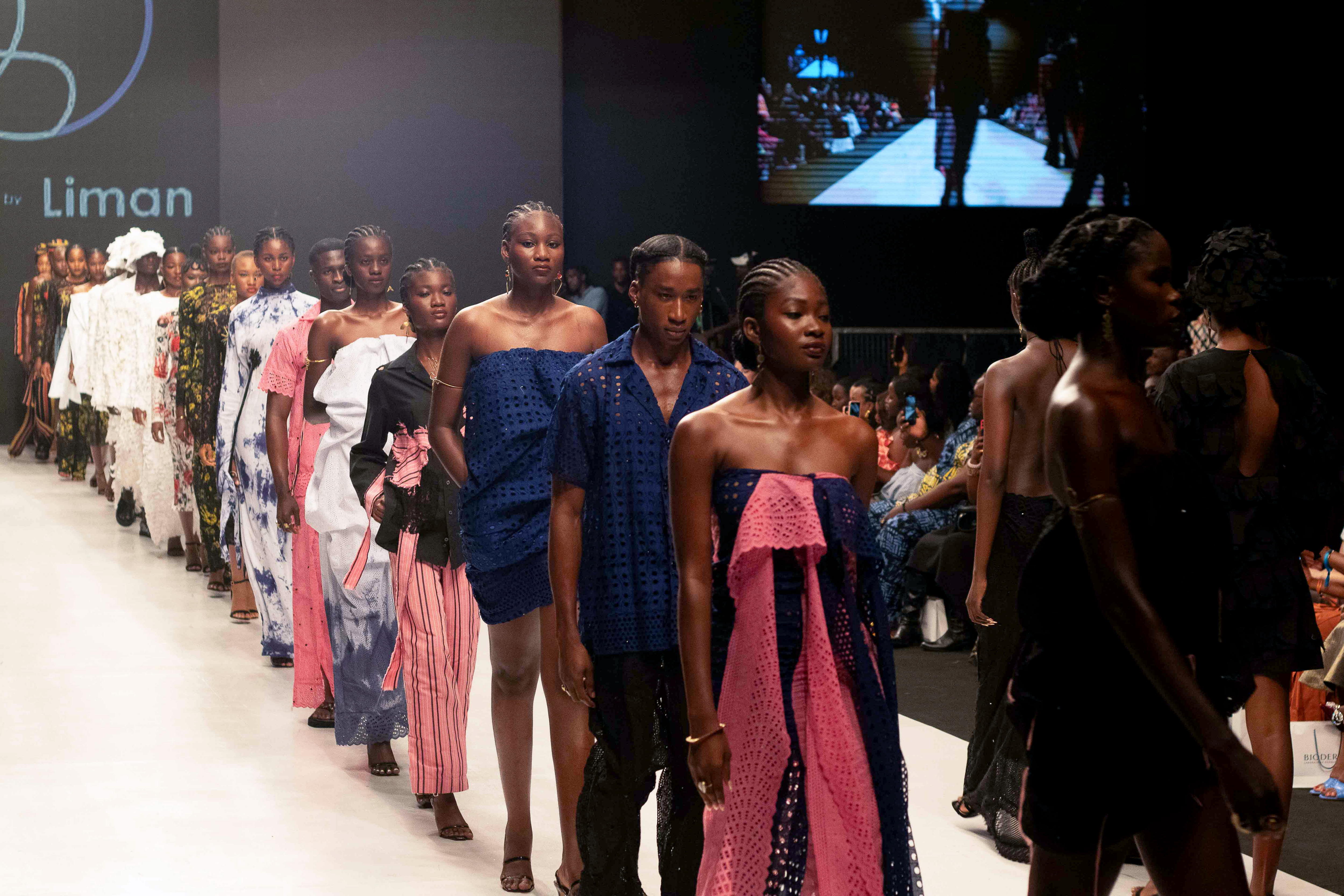 Lagos (Nigeria), 25/10/2024.- Models wear creations of ESO by Liman during the Lagos Fashion Week in Lagos, Nigeria, 25 October 2024 (issued 26 October 2024). Lagos Fashion Week runs from 24 to 27 October and showcases designs from Nigerian and African fashion designers. (Moda) EFE/EPA/EMMANUEL ADEGBOYE