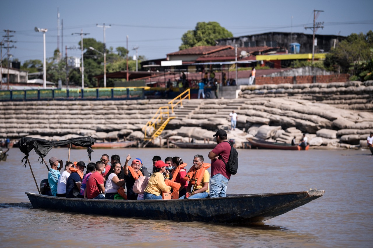Por las calles de Arauca es común ver a migrantes trabajando con ‘carruchas’ o carros de mercado, que utilizan como servicio para llevar las pertenencias y compras de los migrantes que quieren cruzar la frontera.
