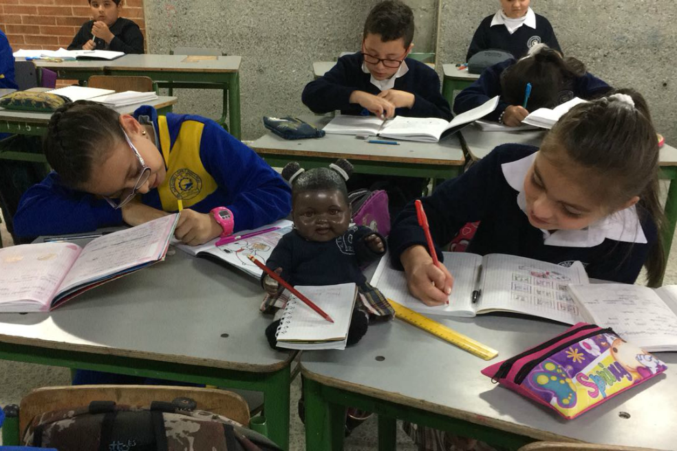 Blanca Luz, la muñeca que va al colegio en Bogotá