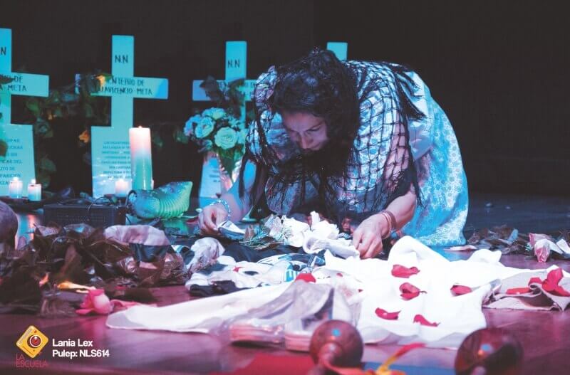 Imagen de una de las escenas de la obra “Anunciando la ausencia”, que integró a víctimas de la guerra. /  Festival Internacional de Teatro de Manizales