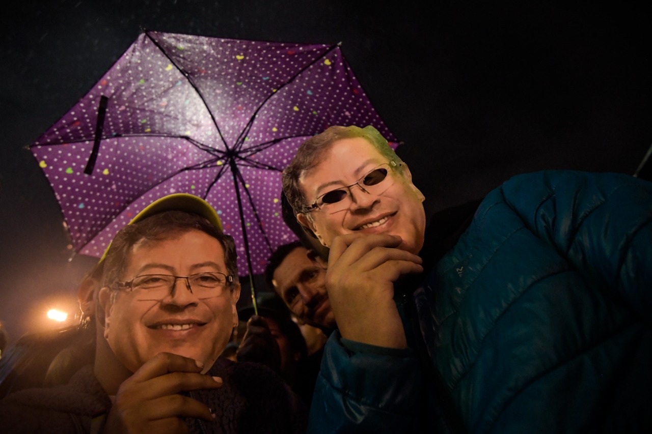 Cabe mencionar que la mayoría de los manifestantes dirigieron sus caravanas para llegar a la Plaza de Bolívar, en todo le centro de Bogotá, para celebrar frente al Palacio Liévano.
