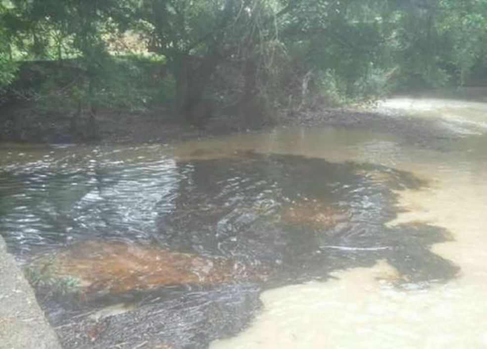 En 2017, los habitantes hicieron la misma denuncia. La compañía seguró en su momento que eran emanaciones naturales de petróleo por la riqueza de la región. / Tomada de Facebook, comunidad Vereda La Verde