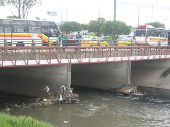 Hombre se intoxica luego de caer al Río Fucha en Bogotá