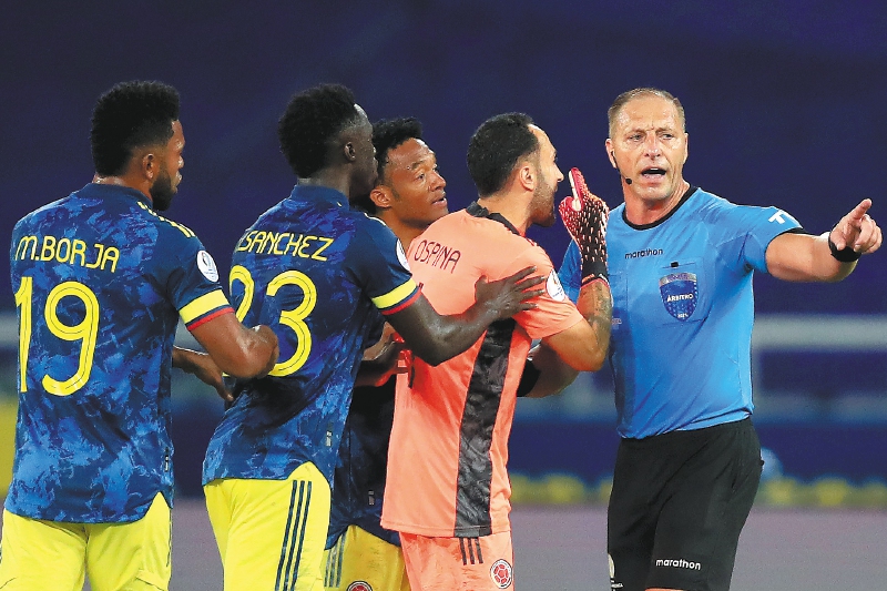 La Federación Colombiana de Fútbol pidió a la Conmebol la suspensión de Pitana