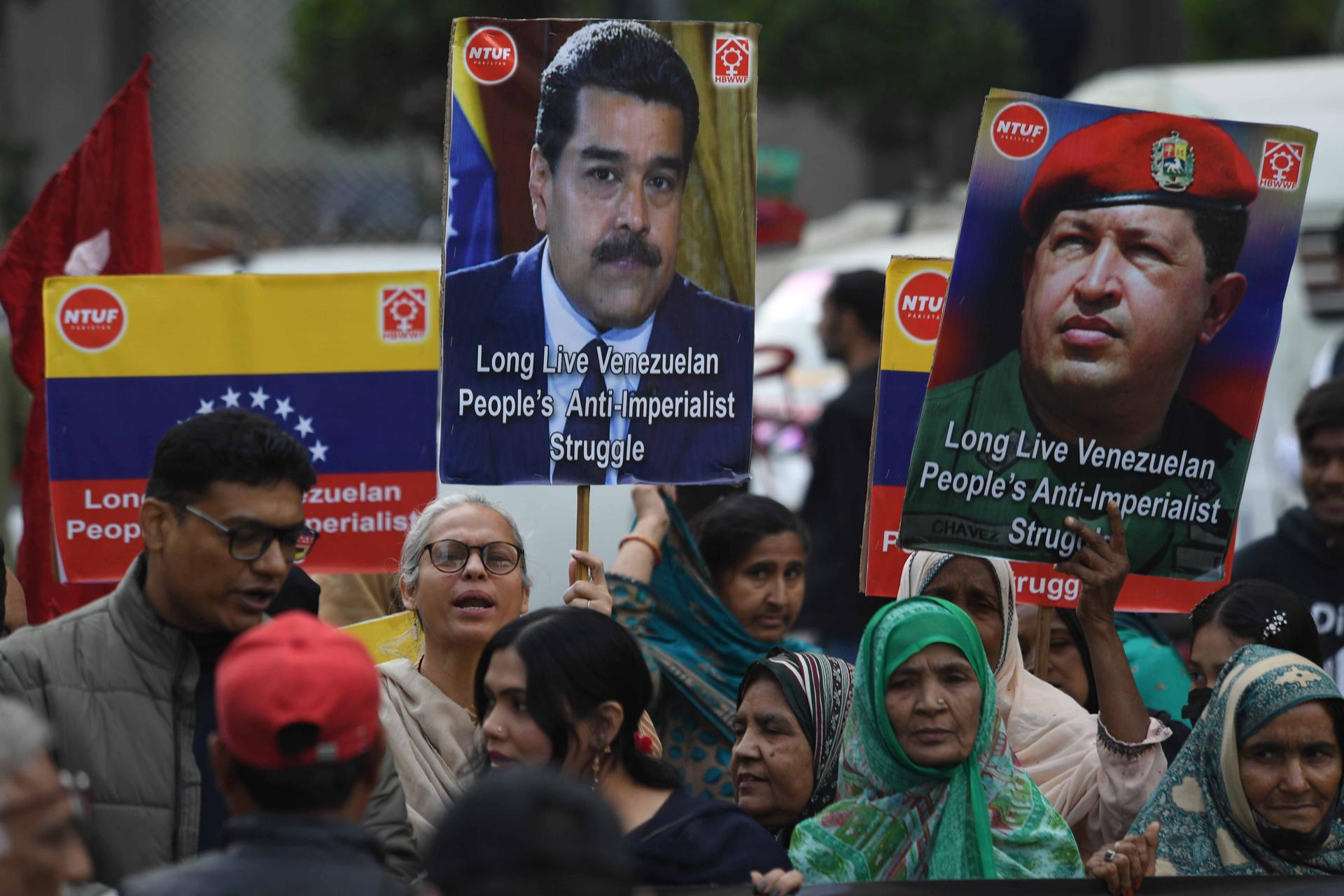 KARACHI (Pakistan), 04/01/2026.- People hold portraits of Venezuelan president Nicolas Maduro and former president Hugo Chavez during a protest against the operation by US forces in Venezuela, in Karachi, Pakistan, 04 January 2026. US President Trump announced that US forces had successfully captured Venezuelan President Nicolas Maduro and his wife during a series of large-scale overnight strikes on Caracas on 03 January 2026. (Protestas) EFE/EPA/SHAHZAIB AKBER