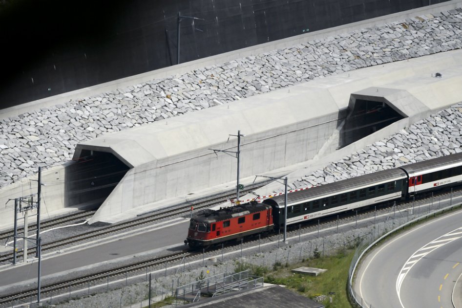 Suiza inaugura el túnel ferroviario de San Gotardo, el más largo del mundo