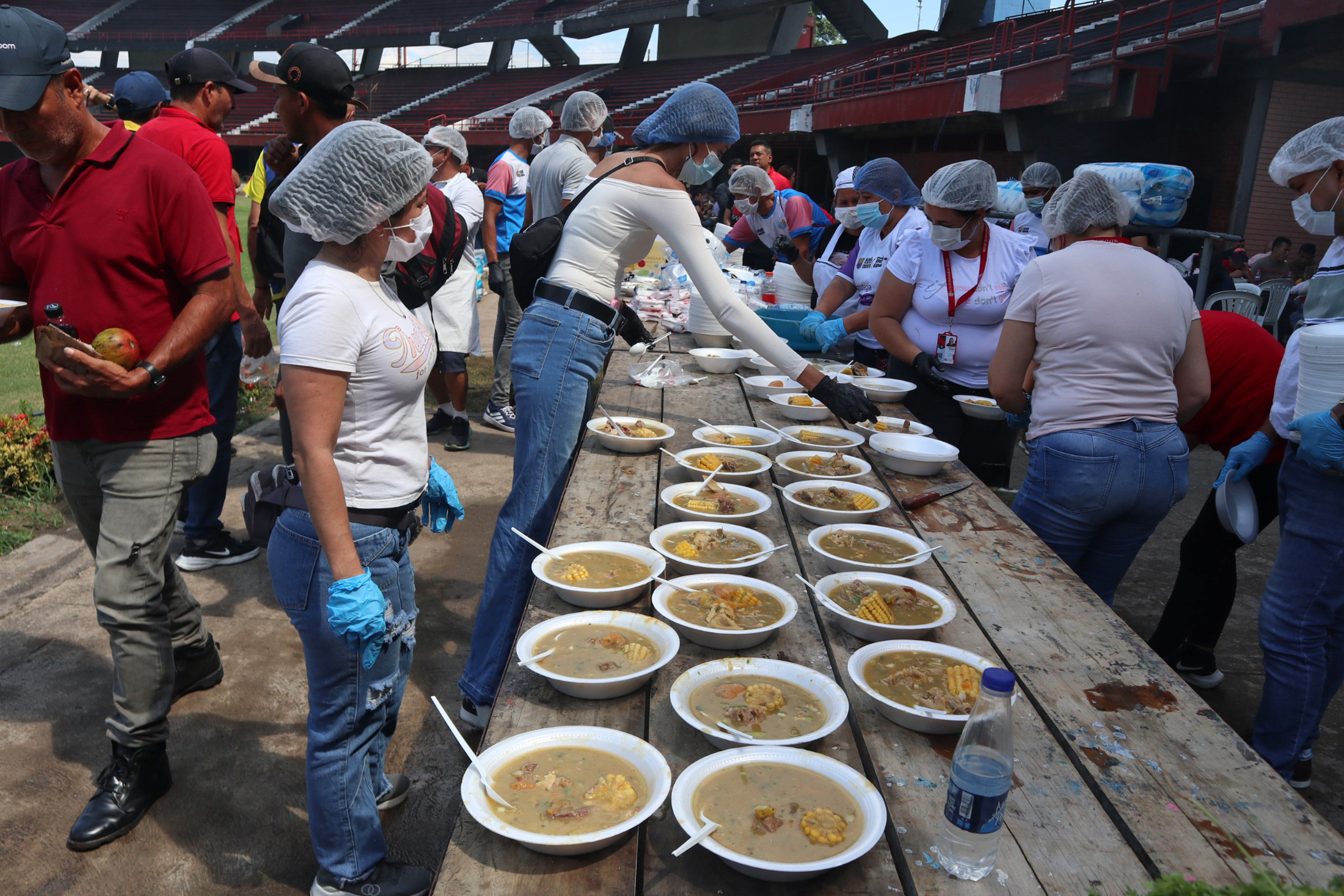 AME3159. CÚCUTA (COLOMBIA), 21/01/2025.- Personas preparan alimentos para desplazados por la violencia en el Catatumbo este martes, en Cúcuta (Colombia). El gobernador del departamento colombiano de Norte de Santander, William Villamizar, declaró "una emergencia social y económica" en esa región del noreste del país debido a la crisis humanitaria causada por los enfrentamientos entre la guerrilla del ELN y disidencias de las FARC en la zona del Catatumbo (norteste). EFE/ Mario Caicedo