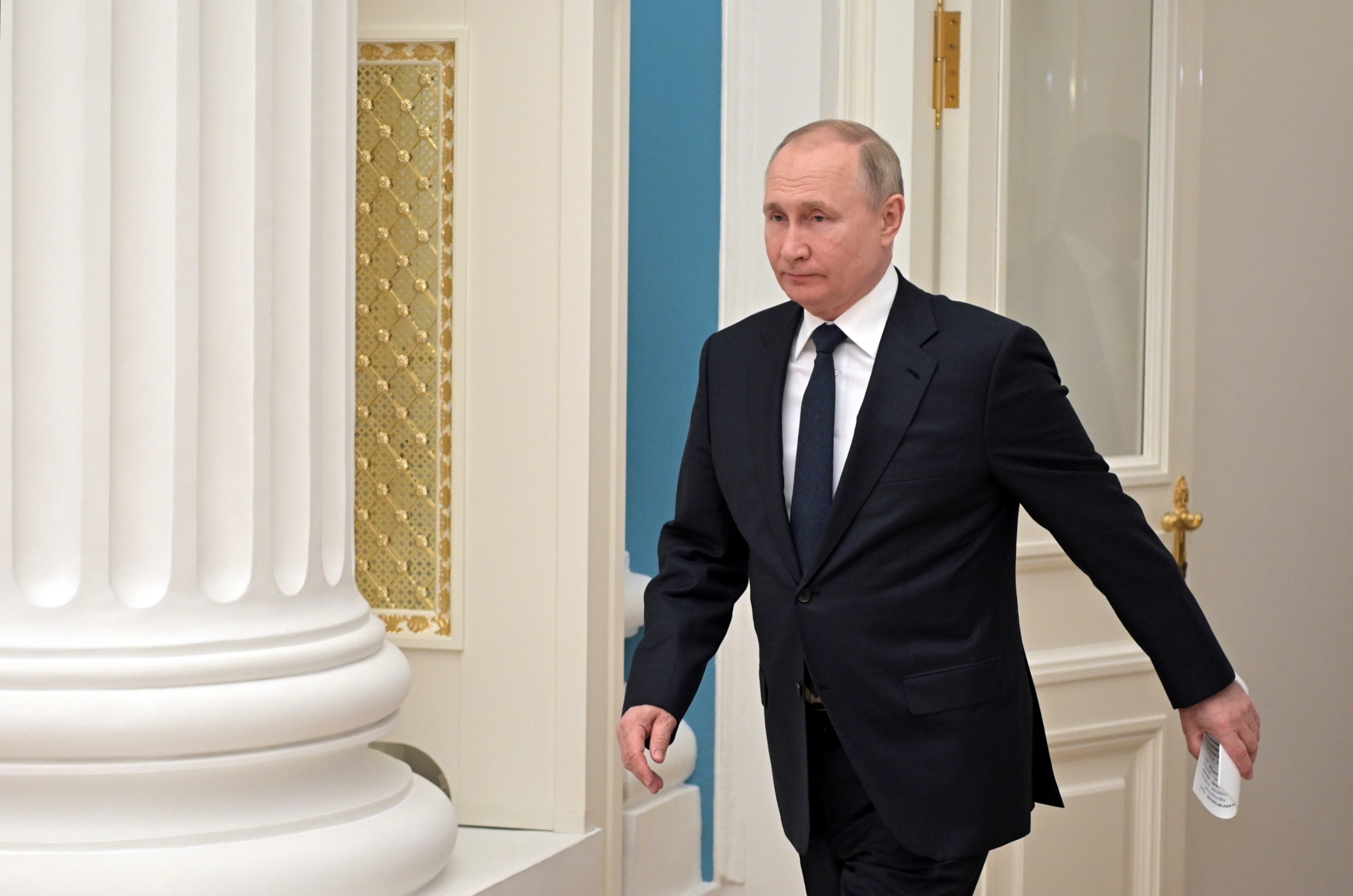 Moscow (Russian Federation), 23/02/2022.- Russian President Vladimir Putin enters a hall on his way to a meeting with Russian businessmen at the Kremlin in Moscow, Russia, 24 February 2022. In the early hours of 24 February, President Putin announced his decision to launch a special military operation on Ukraine. Against this background, the Russian Ruble weakened against the US dollar and the euro to a six-year low, the Russian stock market fell by 11 percent, trading on the Moscow and St. Petersburg stock exchanges were suspended. The prices of oil and precious metals are rising on world markets. (Rusia, Ucrania, Moscú, San Petersburgo) EFE/EPA/ALEKSEY NIKOLSKYI/SPUTNIK/KREMLIN / POOL