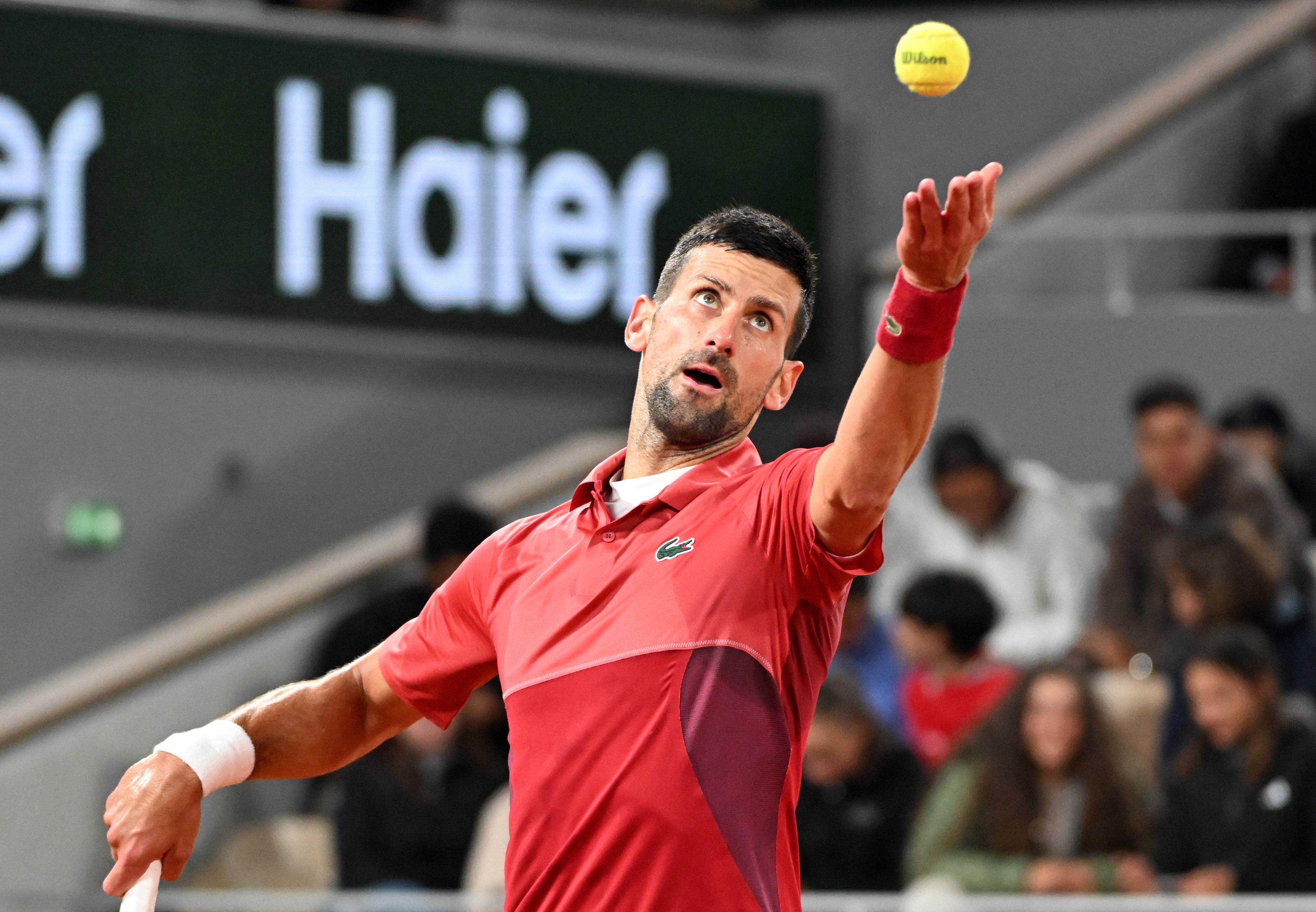 Paris (France), 01/06/2024.- Novak Djokovic of Serbia in action during his Men's Singles 3rd round match against Lorenzo Musetti of Italy during the French Open Grand Slam tennis tournament at Roland Garros in Paris, France, 01 June 2024. (Tenis, Abierto, Francia, Italia) EFE/EPA/CAROLINE BLUMBERG