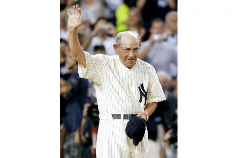 Yogi Berra saluda a la multitud durante el final de temporada en el estadio de los Yankees en el Bronx, Nueva York, Estados Unidos el 21 de septiembre de 2008. Foto: EFE