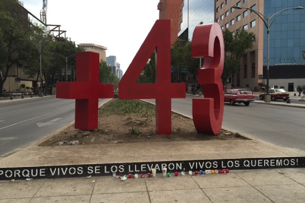 Un monumento en comemoración de los 43 estudiantes desaparecidos en Ayotzinapa  fue levantado de manera clandestina en la capital de México. / Cortesía