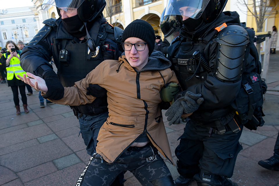 Arrestan a más de 800 personas en Rusia por protestar contra la guerra en Ucrania