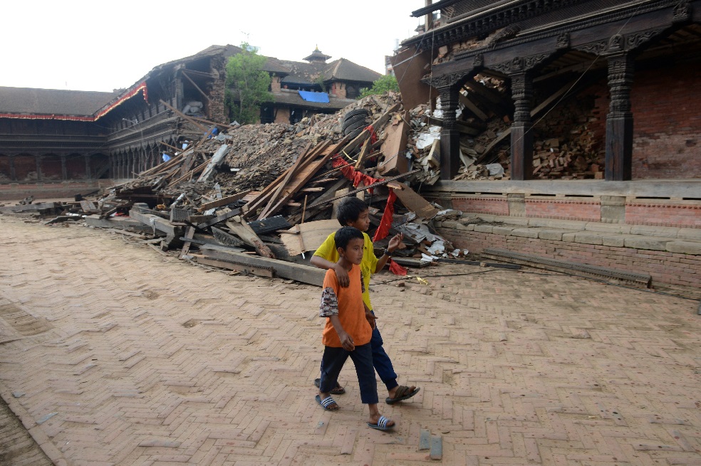 Así quedó una de las construcciones de la plaza Bhaktapur, una de las tres zonas de patrimonio cultural de Durbar, en Katmandú. / AFP