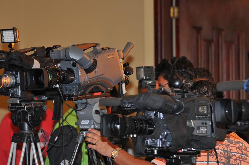 Televisión, en medio de un choque de trenes