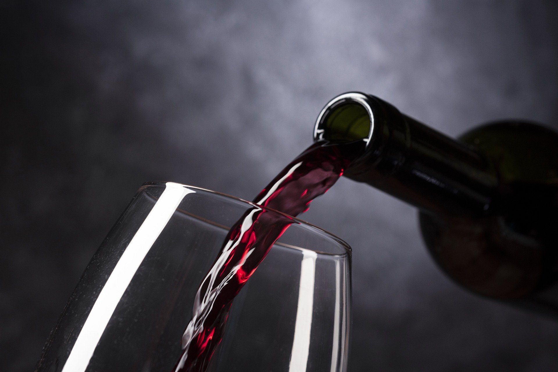 Desde el clima hasta falta de corchos: por estas razones también escasea el vino