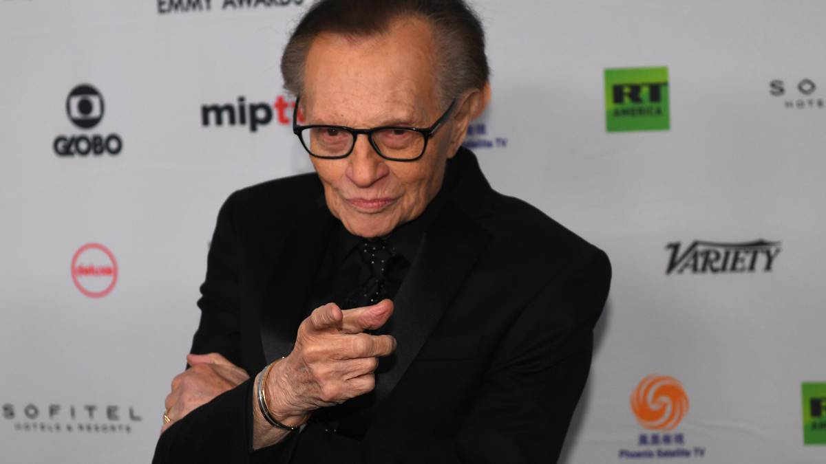 Larry King, de 87 años, está hospitalizado por Covid-19