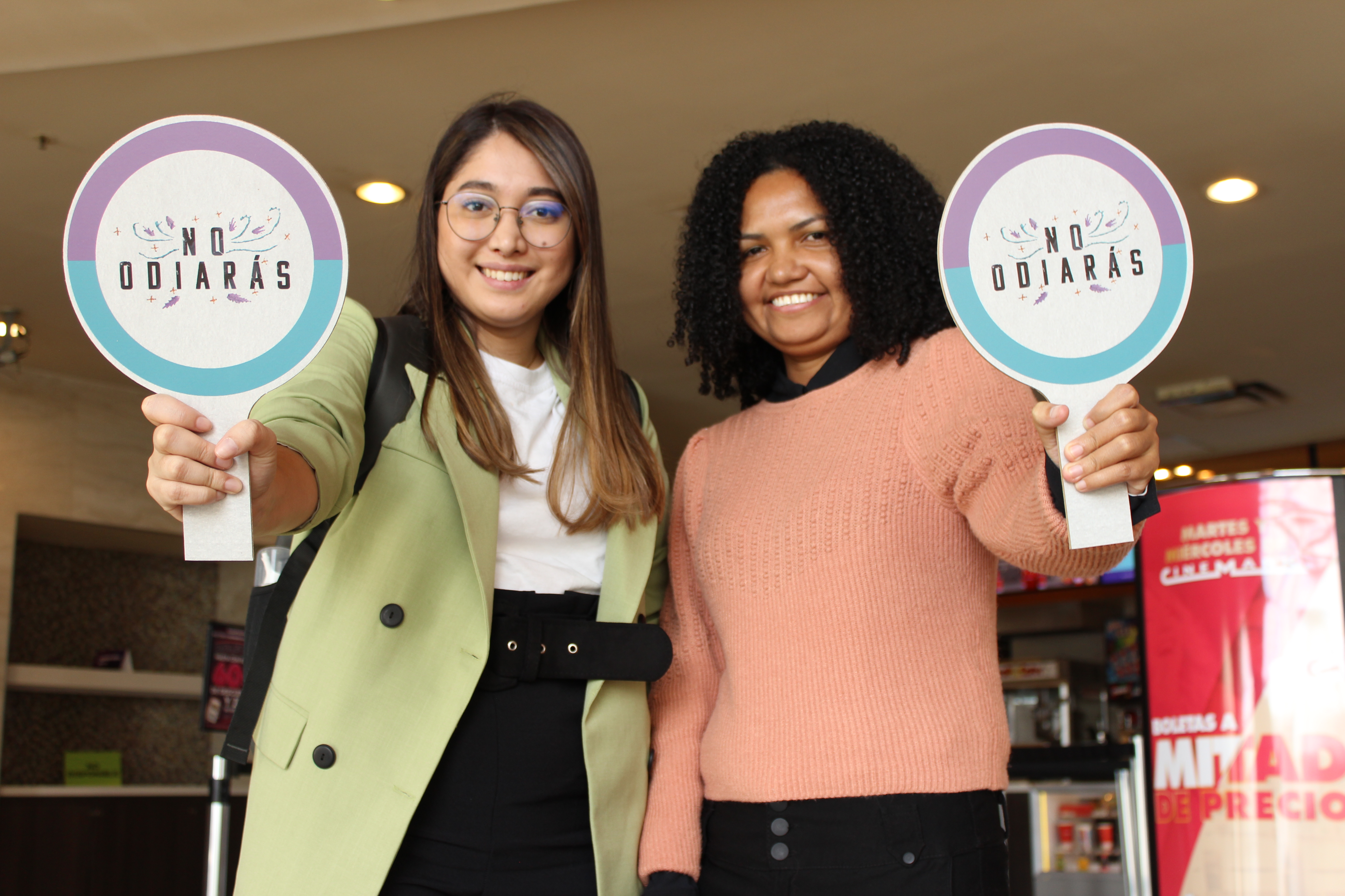 Bibiana Quintero y Esther Polo muestran la bandera de la reconciliación, uno de los símbolos del documental