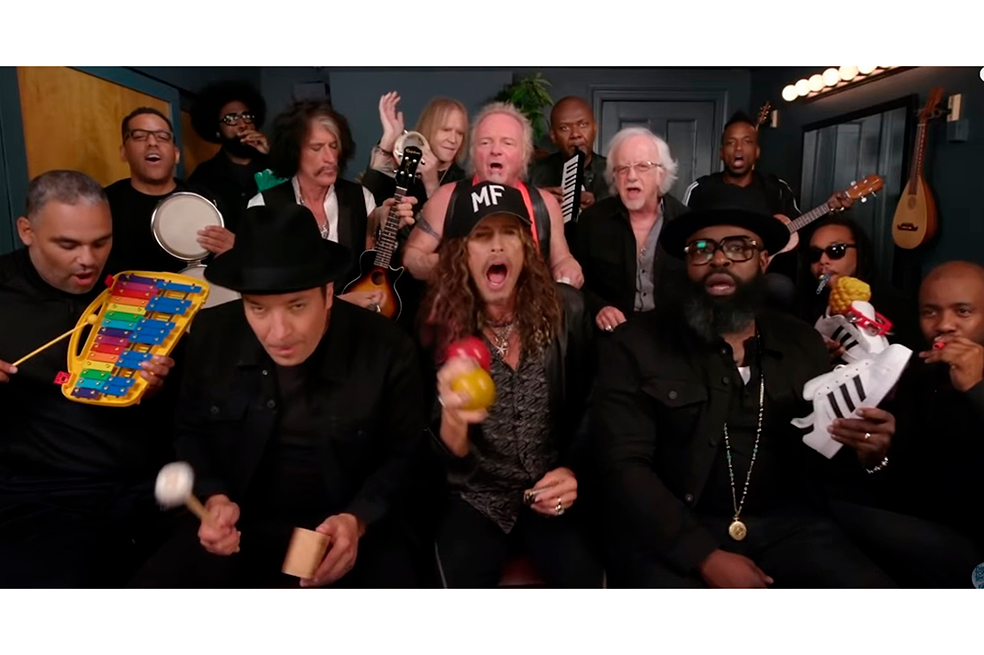 Aerosmith interpretó "Walk this way" con instrumentos de juguete