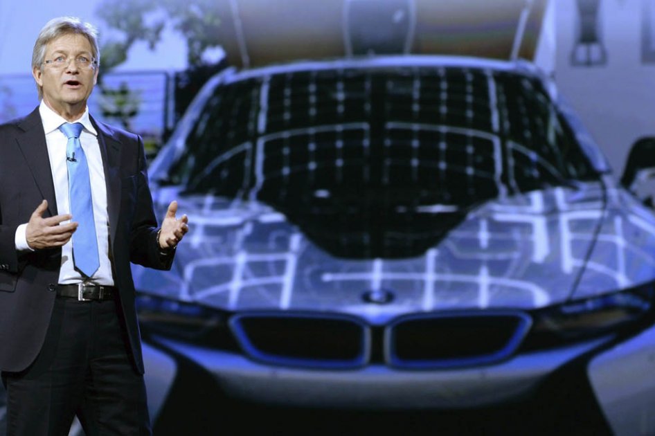 Elmar Frickenstein, vicepresidente ejecutivo de Electrónica y Conducción de BMW, da un discurso durante la presentación de Samsung en el ámbito de la feria de electrónica de consumo CES, en Las Vegas, Nevada.