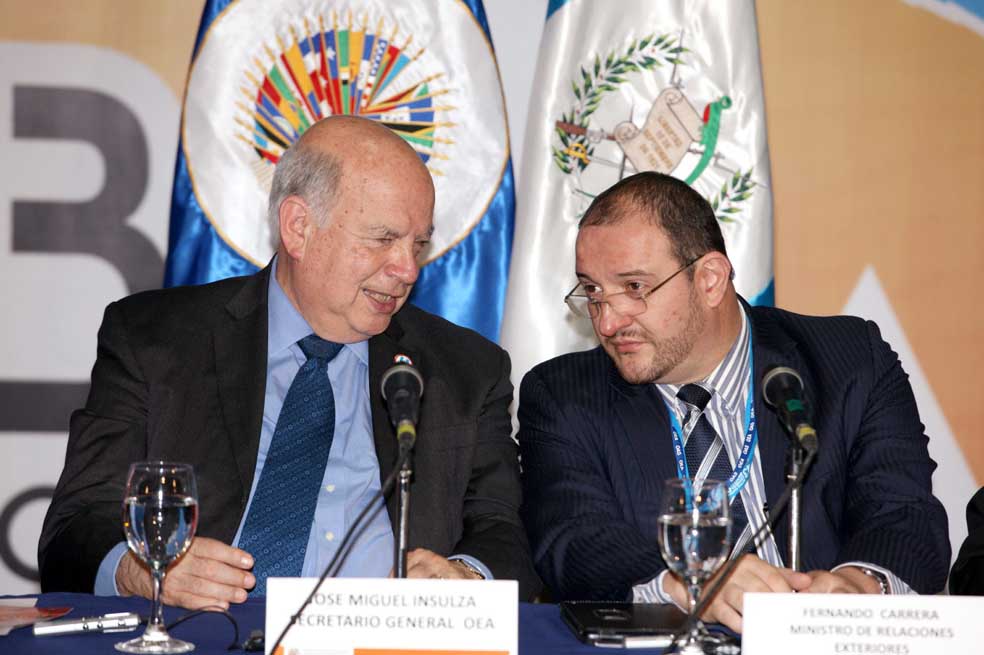 El secretario general de la OEA, José Miguel Insulza (i), habla con el canciller de Guatemala, Fernando Carrera (d). / EFE