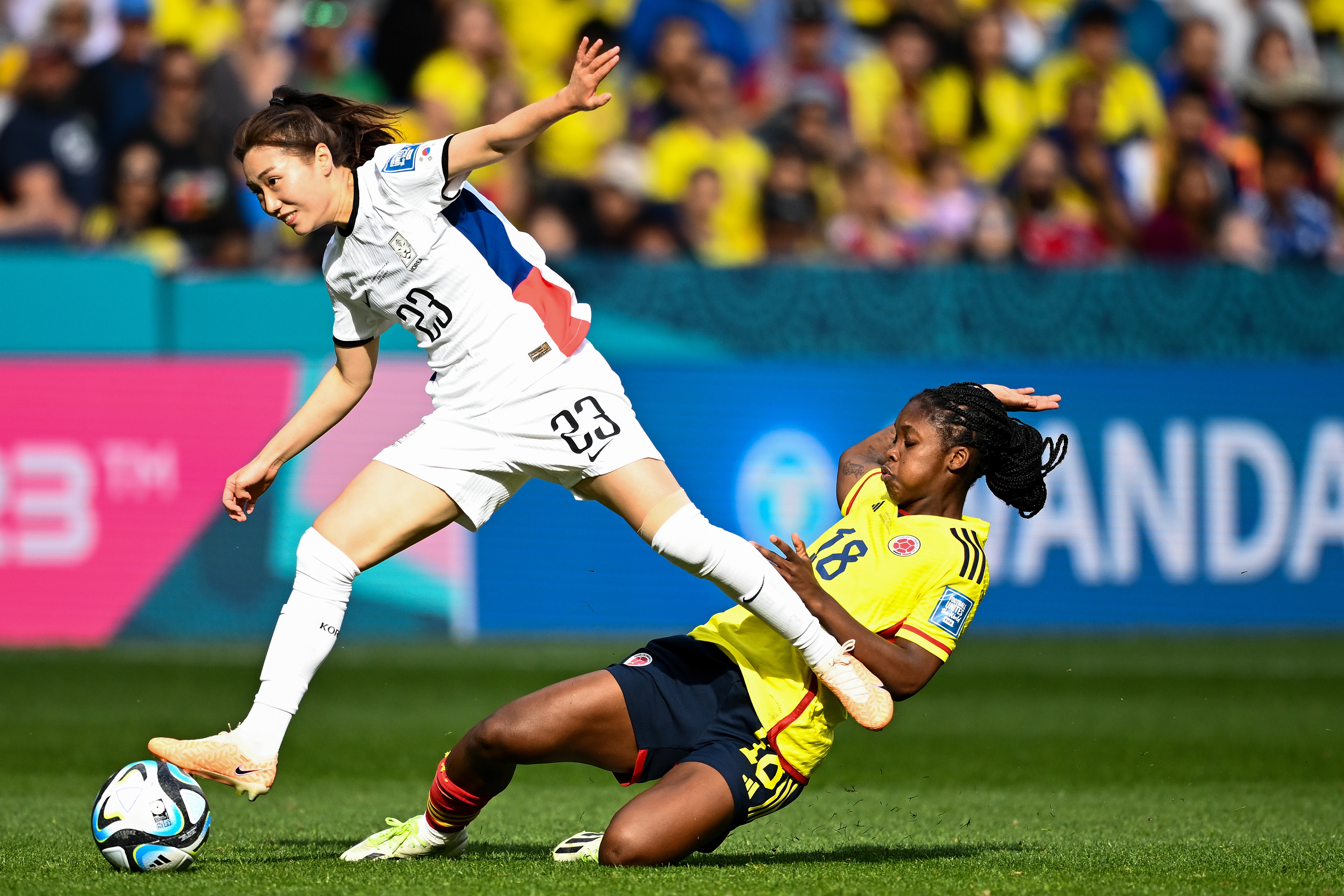 Sydney (Australia), 25/07/2023.- Chaerim Kang (L) of South Korea is tackled by Linda Caicedo (R) of Colombia during the FIFA Women's World Cup match between Colombia and South Korea at Sydney Football Stadium in Sydney, Australia, 25 July 2023. (Mundial de Fútbol, Corea del Sur) EFE/EPA/DAN HIMBRECHTS AUSTRALIA AND NEW ZEALAND OUT